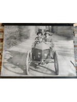 canvas_doek_kolony_twee_dames_in_antieke_auto_doek_in_zwart_wit_1