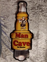 geel_metalen_wandbord_bougie_vorm_tekst_man_cave