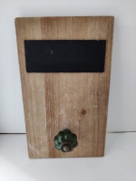 houten_plakje_met_groene_kastknop_kapstok_1