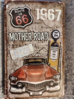 metalen_bord_met_auto_route_66_motherroad