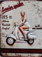 metalen_wandbord_dame_op_scooter_tekst_scooter_spider_1