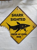 metalen_wandbord_geel_afbeelding_haai_shark_sighted