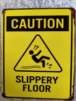 metalen_wandbord_geel_tekst_caution_slippery_floor