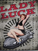 metalen_wandbord_pin_up_lady_luck-1