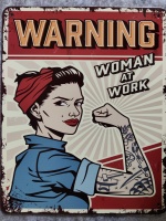 metalen_wandbord_teskt_warning_woman_at_work