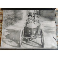 canvas_doek_kolony_twee_dames_in_antieke_auto_doek_in_zwart_wit_1