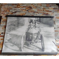 canvas_doek_kolony_twee_dames_in_antieke_auto_doek_in_zwart_wit_5