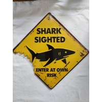 metalen_wandbord_geel_afbeelding_haai_shark_sighted