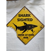 metalen_wandbord_geel_afbeelding_haai_shark_sighted