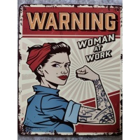 metalen_wandbord_teskt_warning_woman_at_work