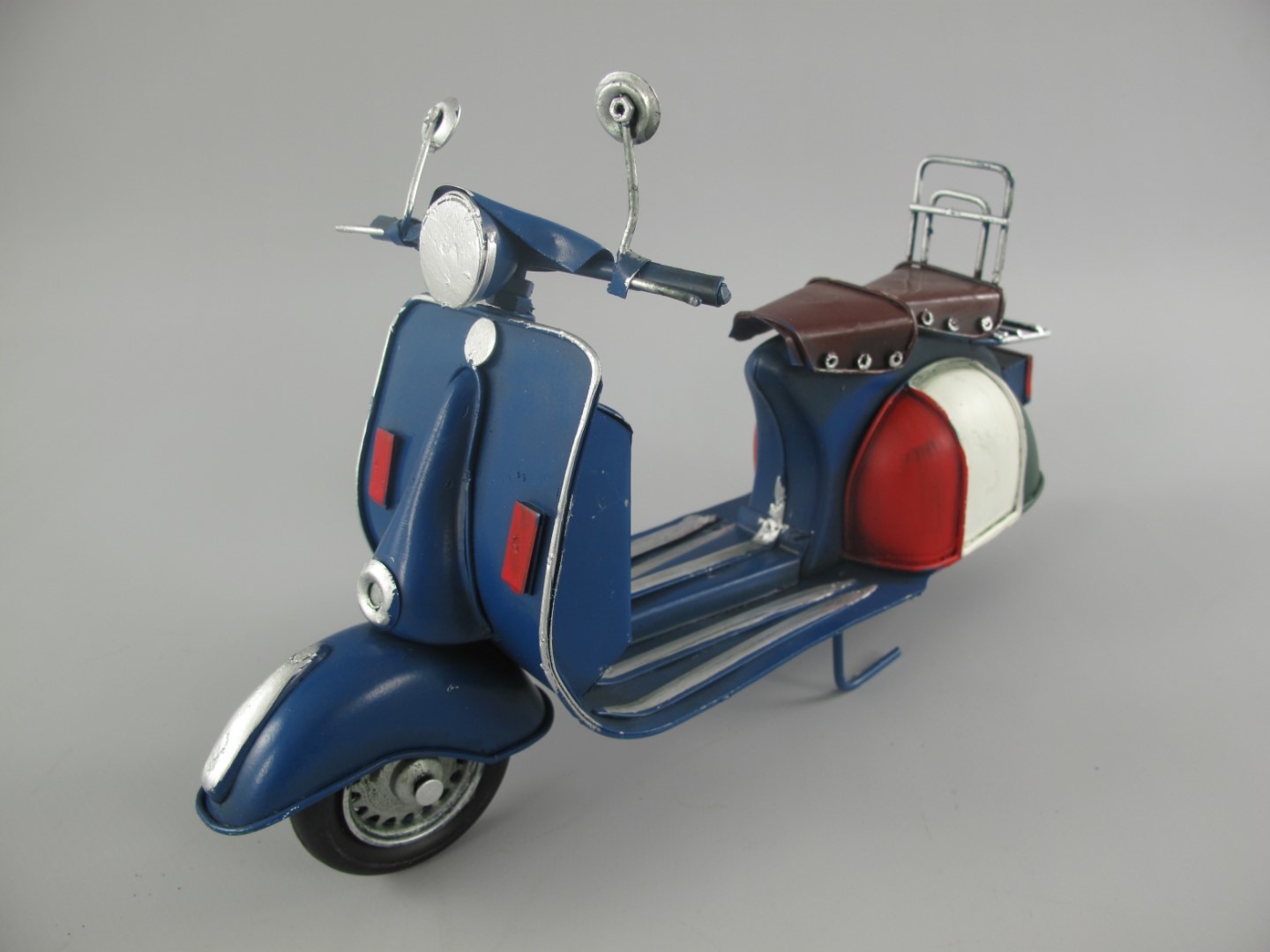 Ouderwetse scooter rood met blauw vintage Vespa